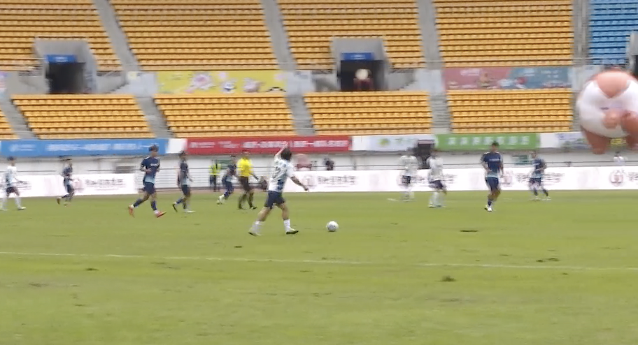 业的足球追 业的足球追